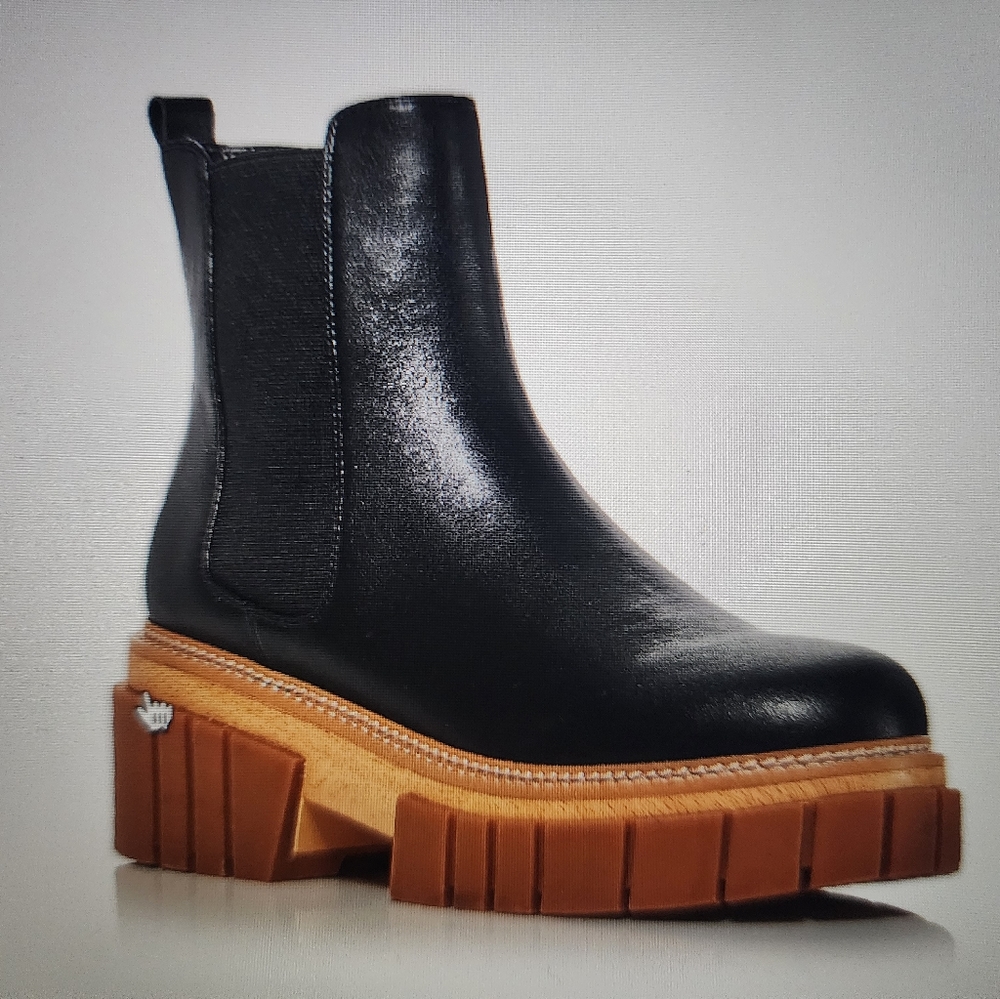 Aqua Casey Black Leather Lug Sole Chelsea Boots Size 7